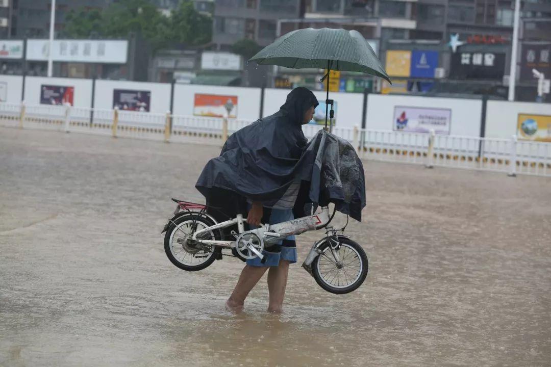 广东暴雨最新通知，应对暴雨天气的紧急措施与公众应对指南